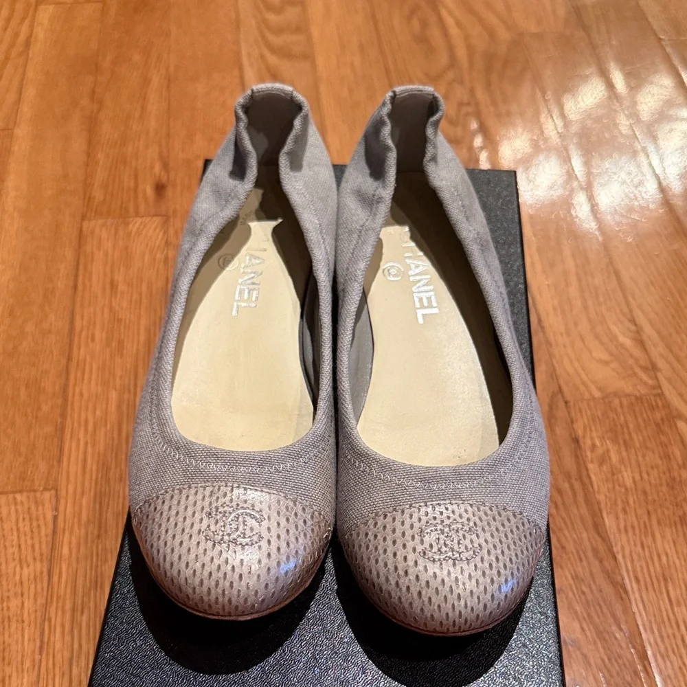 CHANEL Silver-Toned Ballet Flats - Picture 2 of 4